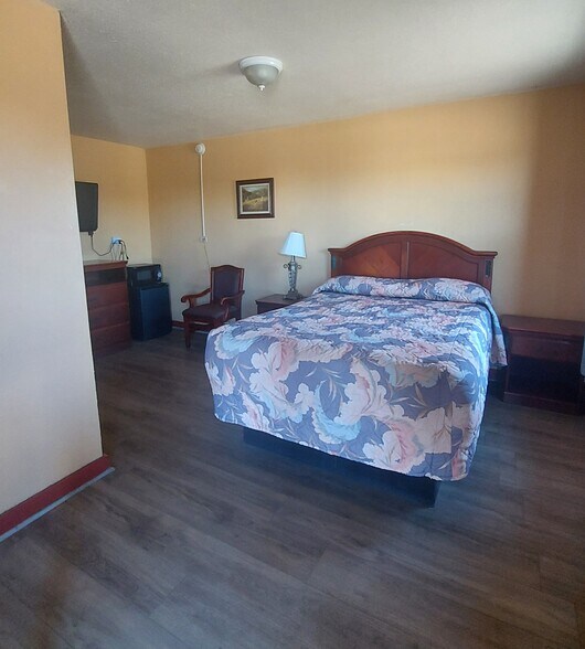 More Photos Of 1041 Westpoint Ave, Colorado City Hotel For Sale