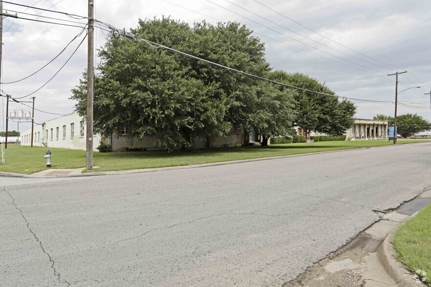 More Photos Of 2743 Pierce St, Dallas Manufacturing For Sale