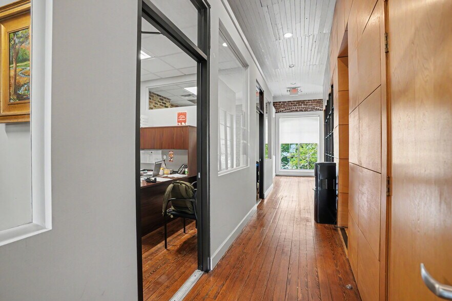 More Photos Of 12 E Bay St, Savannah Storefront Retail Office For Lease