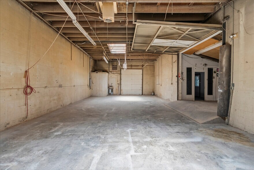 More Photos Of 14222-14226 Aetna St, Van Nuys Warehouse For Lease
