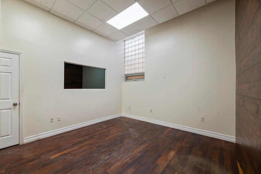 More Photos Of 12419 Metropolitan Ave, Kew Gardens General Retail For Lease