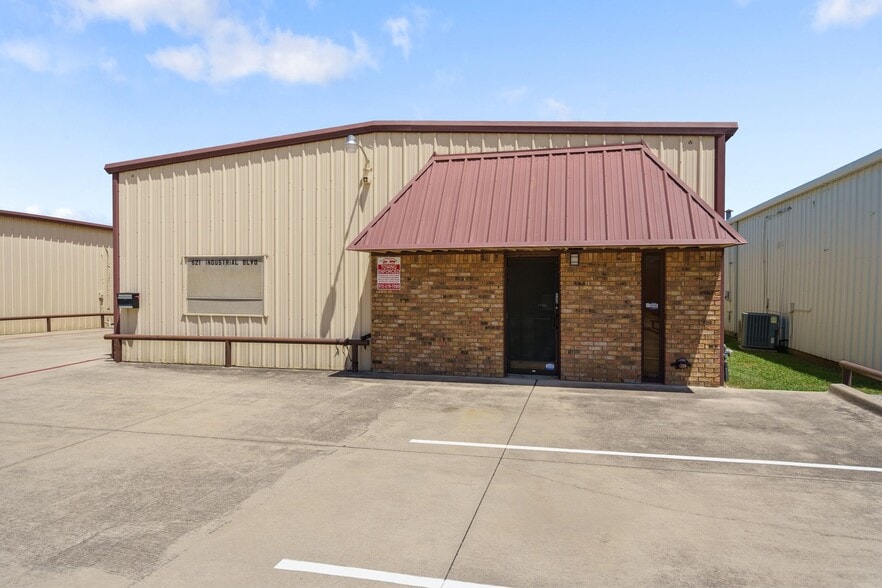 Primary Photo Of 621 Industrial Blvd, Grapevine Distribution For Lease