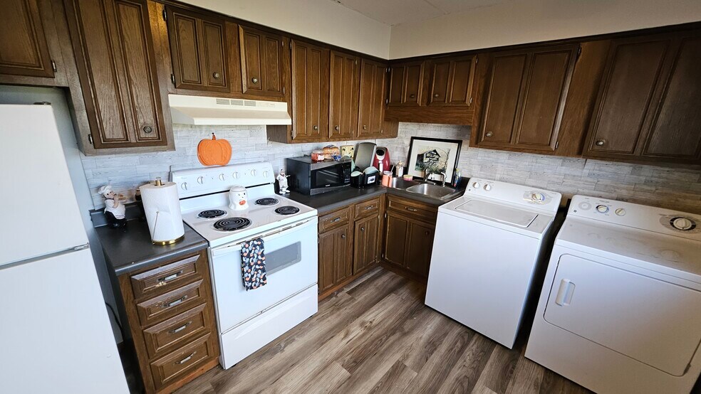 More Photos Of 1216 4th Ave, Huntington Storefront Retail Office For Sale