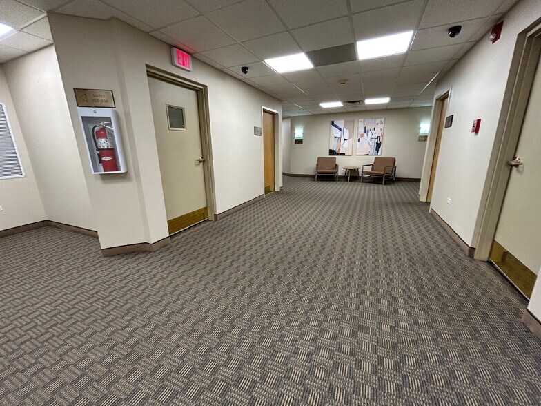 More Photos Of 1480 Renaissance Dr, Park Ridge Office For Lease