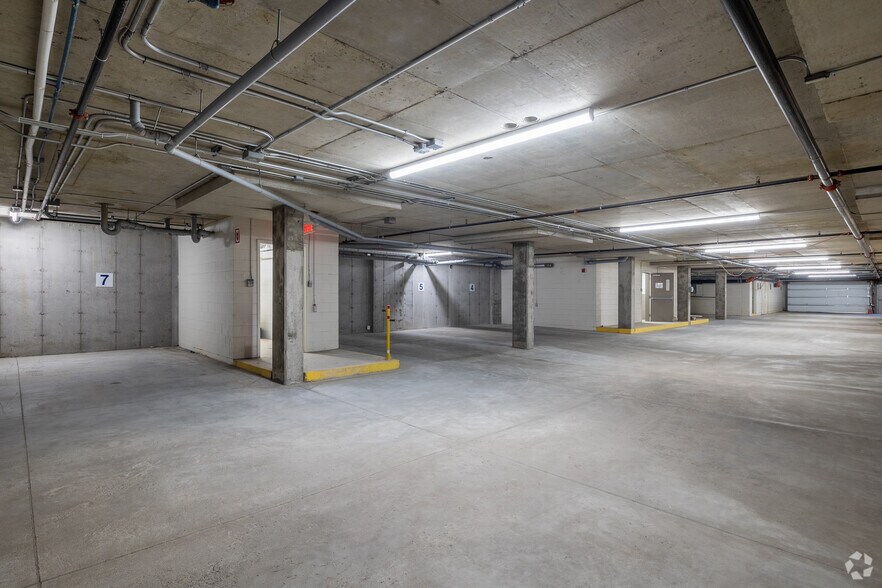 More Photos Of 4915 Rue Louis B Mayer, Laval Warehouse For Lease