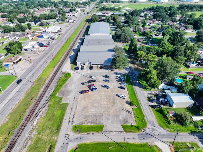 More Photos Of 1050 Detroit Ave, Nederland Distribution For Lease