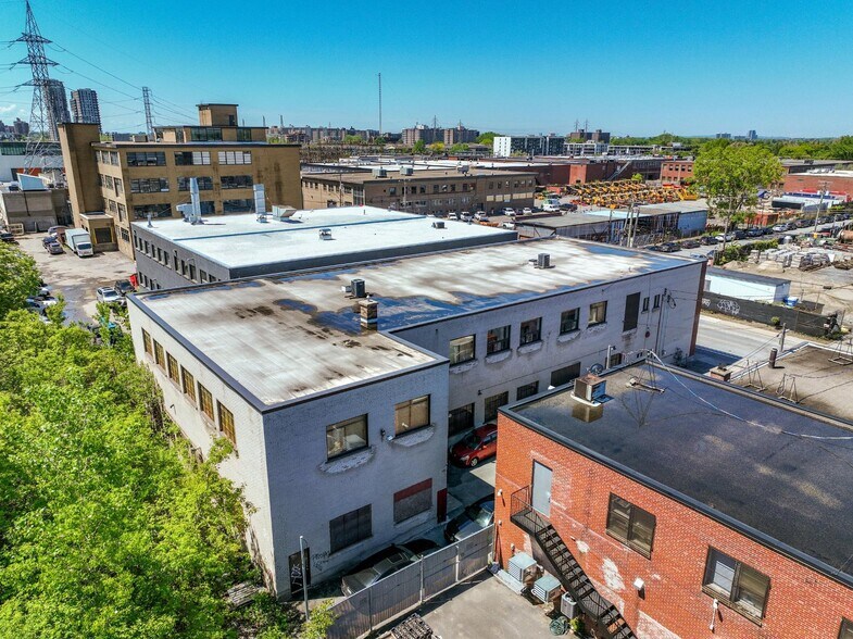 More Photos Of 350 Rue De Port-Royal O, Montréal Distribution For Sale
