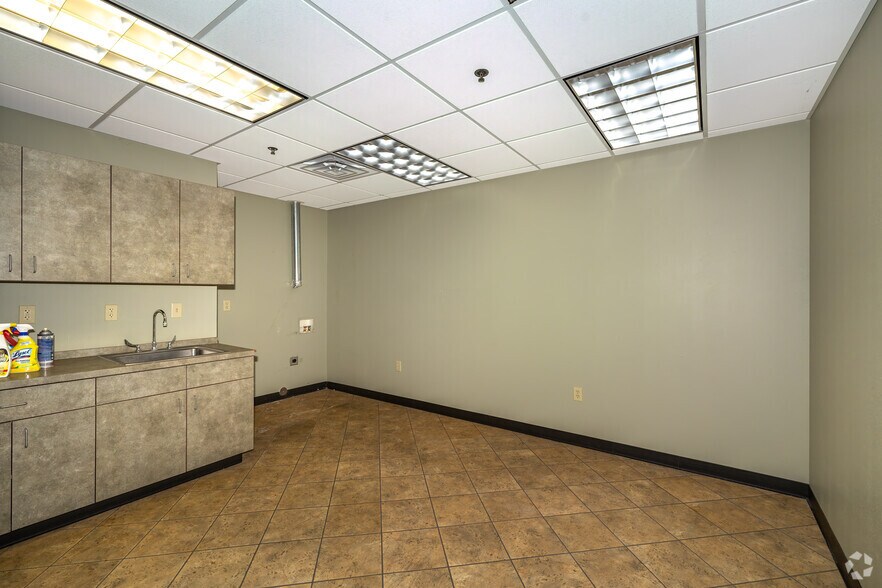 More Photos Of 7111 E 21st St, Wichita Medical For Sale