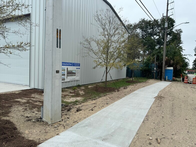 More Photos Of 155 Tresca Rd, Jacksonville Warehouse For Lease