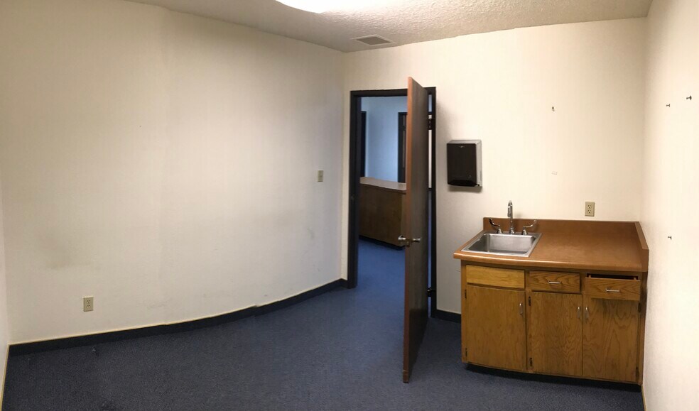 More Photos Of 1827 S Court St, Visalia Medical For Sale