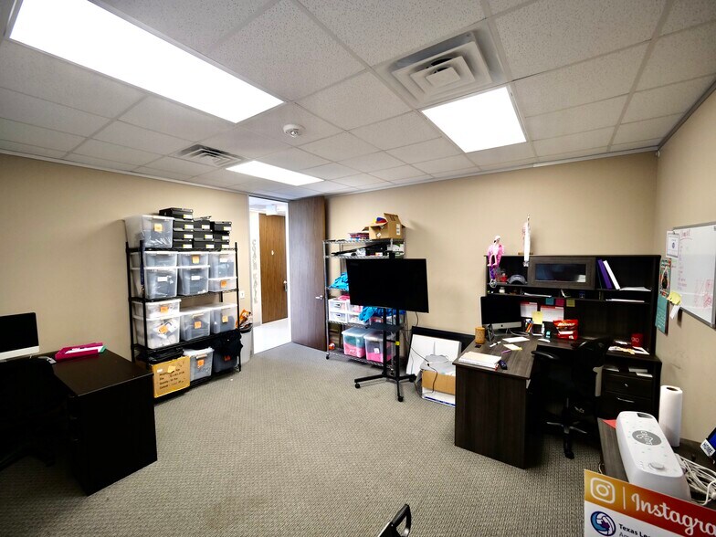 More Photos Of 21207 Hufsmith-Kohrville Rd, Tomball Warehouse For Lease