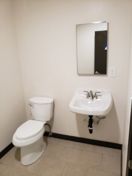 More Photos Of 10115 Canoga Ave, Chatsworth Warehouse For Lease