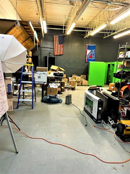More Photos Of 108 Brook Ave, Deer Park Warehouse For Lease