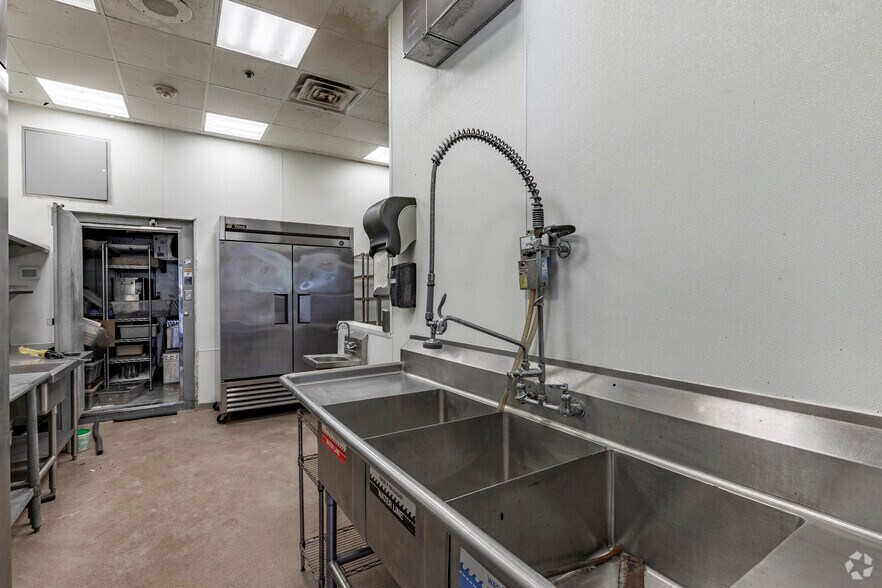 More Photos Of 17660 Henderson Pass, San Antonio Restaurant For Sale