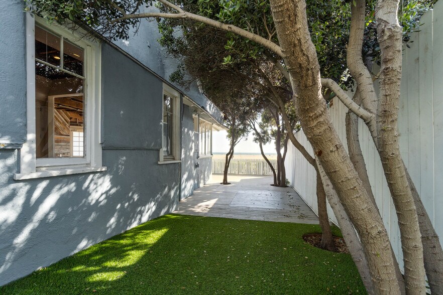 More Photos Of 523 Ocean Front Walk, Venice Storefront Retail Office For Lease