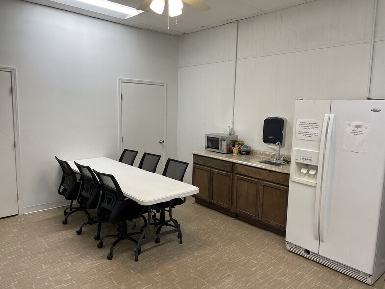 More Photos Of 180 Burgess Rd, Pensacola Freestanding For Lease