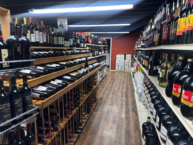 More Photos Of 127 Dartmouth St, New Bedford Storefront For Sale