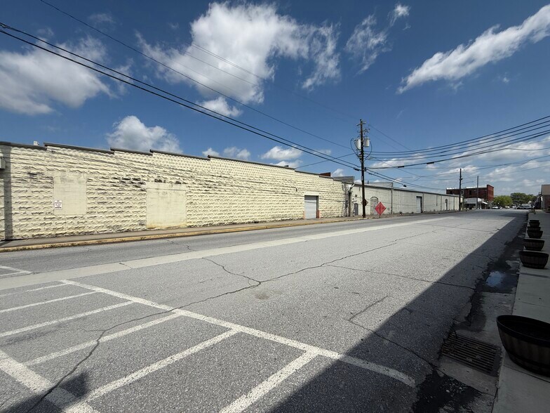 More Photos Of 326 S Marble St, Rockmart Distribution For Lease