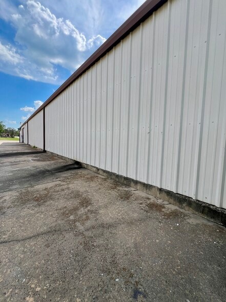 More Photos Of 915 1st Ave NW, Ardmore Flex For Lease