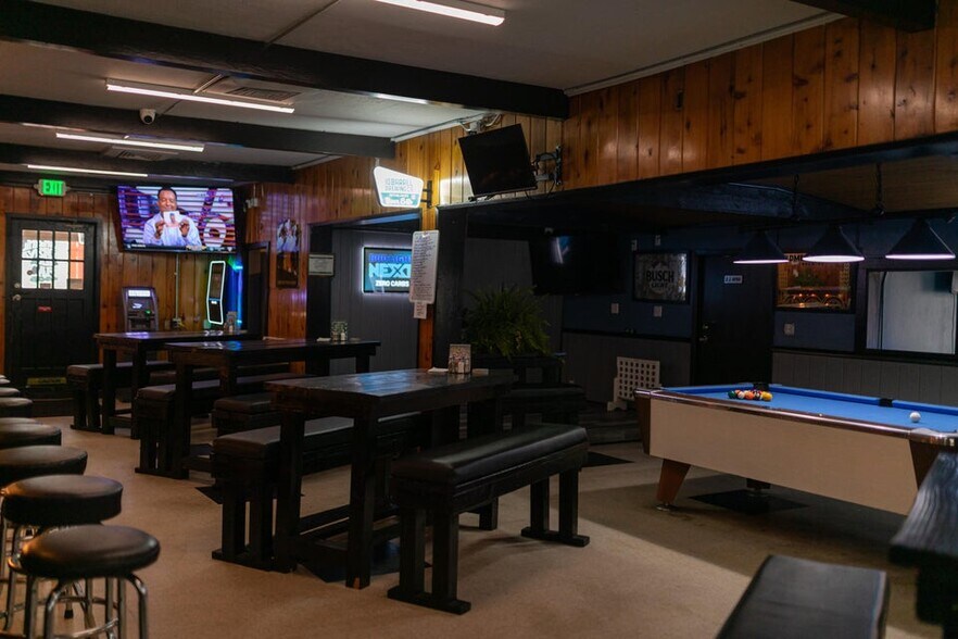 More Photos Of 6401 Rogue River Hwy, Grants Pass Bar For Sale