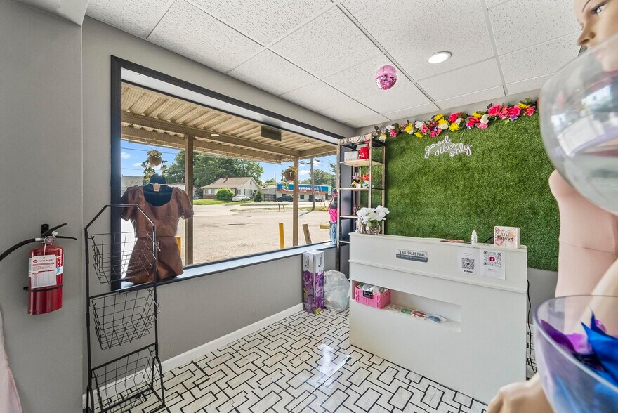 More Photos Of 909-911 Milton Rd, Alton Flex For Sale