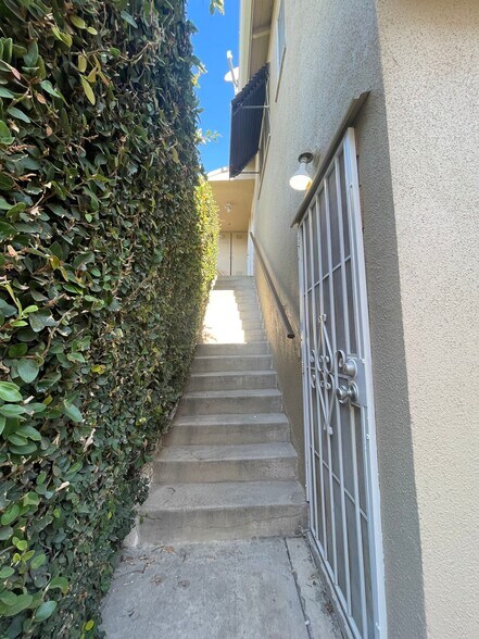More Photos Of 988 W Glenoaks Blvd, Glendale Apartments For Sale
