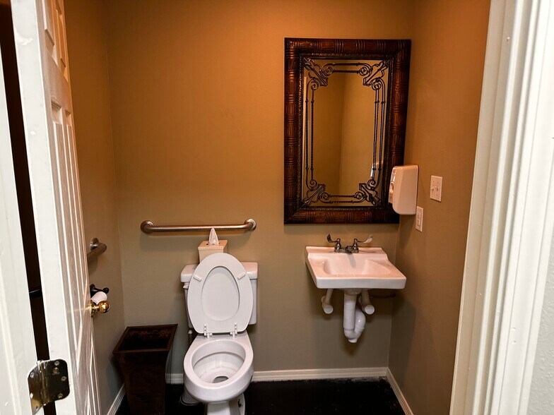 More Photos Of 34 29th St, Gulfport Warehouse For Lease