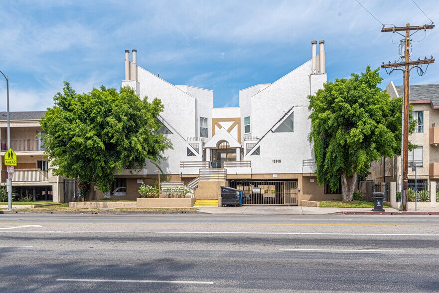 Primary Photo Of 13915 Sherman Way, Van Nuys Apartments For Sale