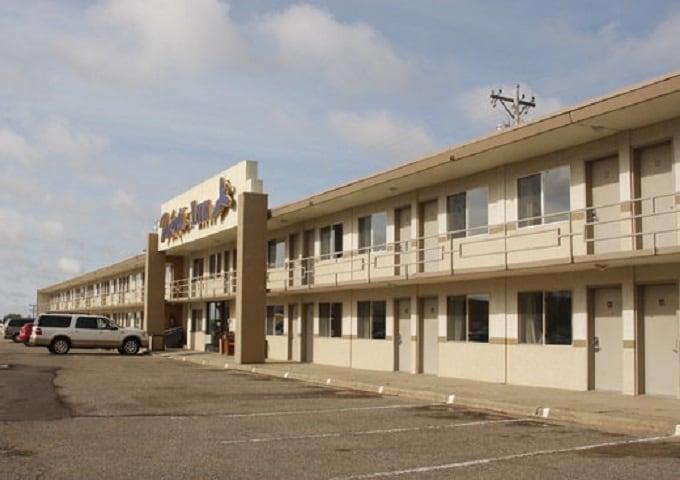 More Photos Of 924 4th St NE, Huron Hotel For Sale