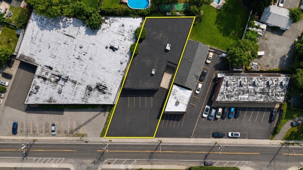 More Photos Of 120 New Hyde Park Rd, Franklin Square Showroom For Lease