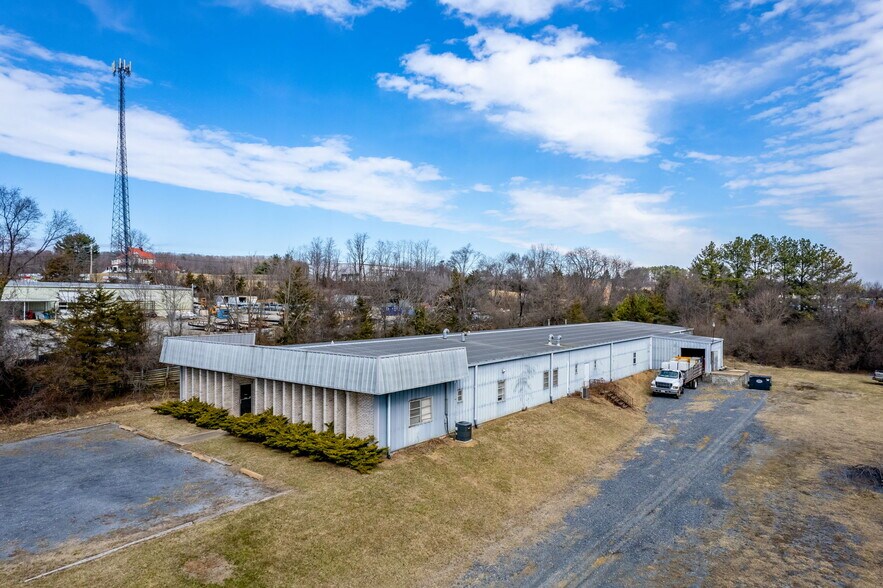 More Photos Of 52 Mid Valley, Verona Light Manufacturing For Sale