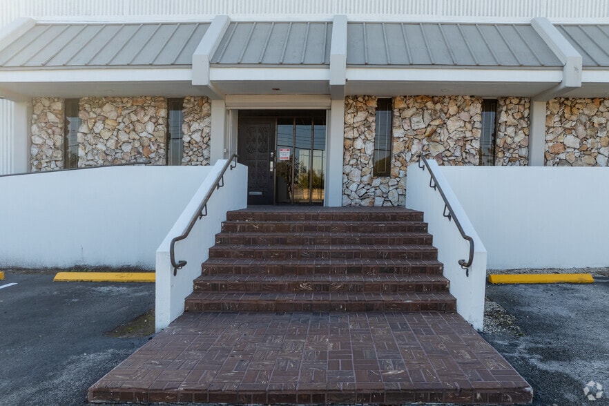 More Photos Of 5240-5260 NW 167th St, Miami Gardens Warehouse For Lease