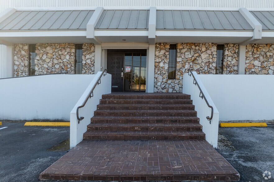 More Photos Of 5240-5260 NW 167th St, Miami Gardens Warehouse For Lease