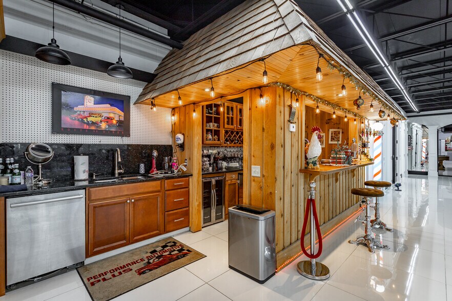 More Photos Of 395 S Ocoee St, Cleveland Showroom For Sale