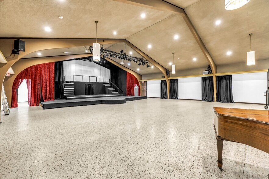 Primary Photo Of 2632 54th St S, Gulfport Specialty For Lease