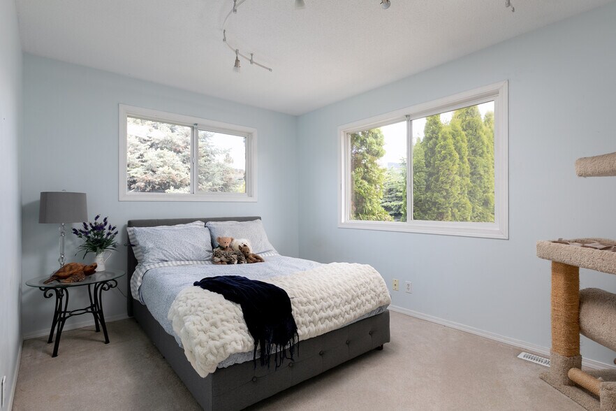 More Photos Of 1605 Garner Rd, Kelowna Specialty For Lease