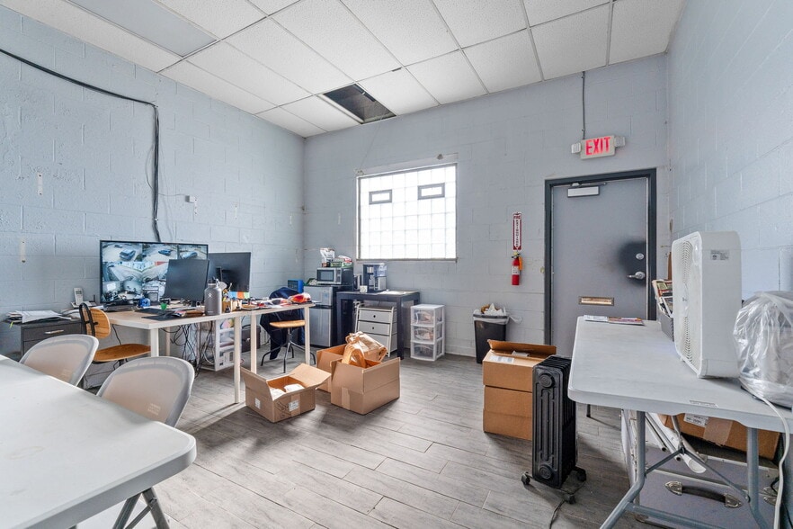 More Photos Of 876 N 20th St, Columbus Warehouse For Lease