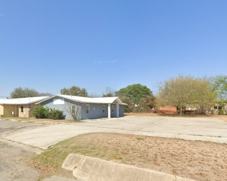 Primary Photo Of 200 W College Ave, Devine Medical For Lease