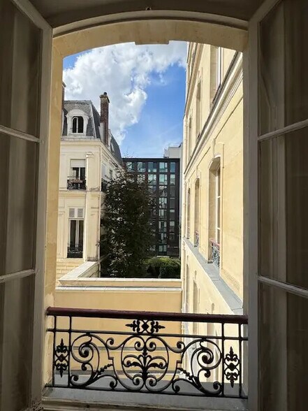 More Photos Of 85 Rue Taitbout, Paris Office For Sale