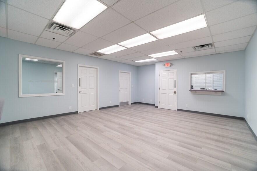 More Photos Of 125-127 Byassee Dr, Hazelwood Warehouse For Lease