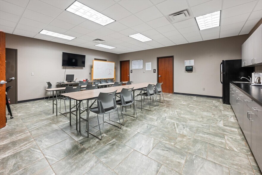 More Photos Of 12400 S Sunnylane Rd, Moore Manufacturing For Lease