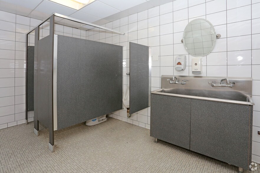 More Photos Of 5700 49th St, Maspeth Warehouse For Lease