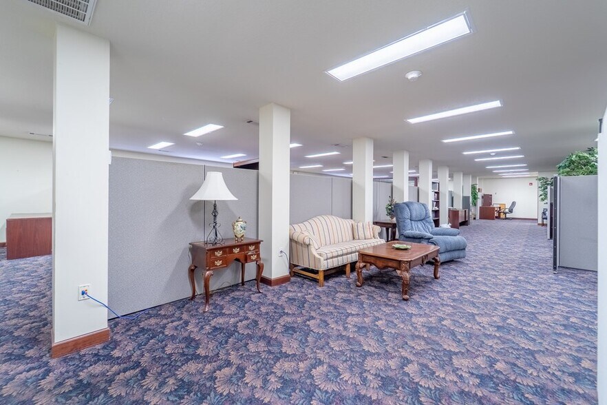 More Photos Of 9 Stewart St, Franklin Office For Sale