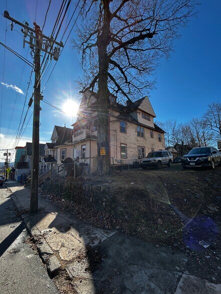 More Photos Of 193 Willow St, Waterbury Apartments For Sale
