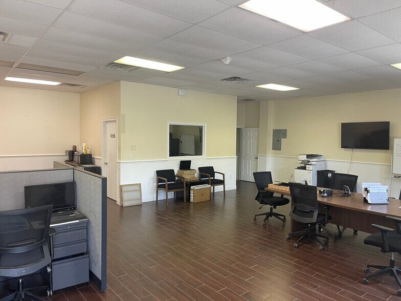 More Photos Of 342 W Michigan Ave, Deland Warehouse For Lease
