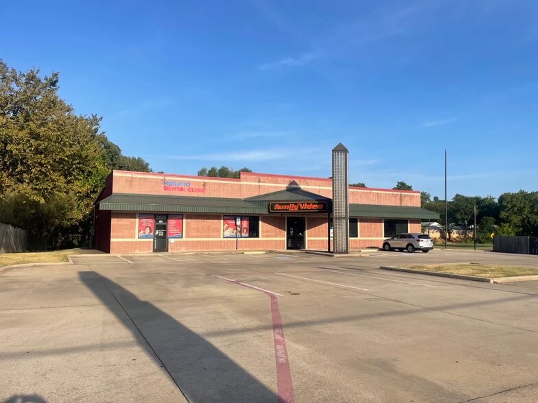 More Photos Of 1400 N Center St, Bonham Freestanding For Lease