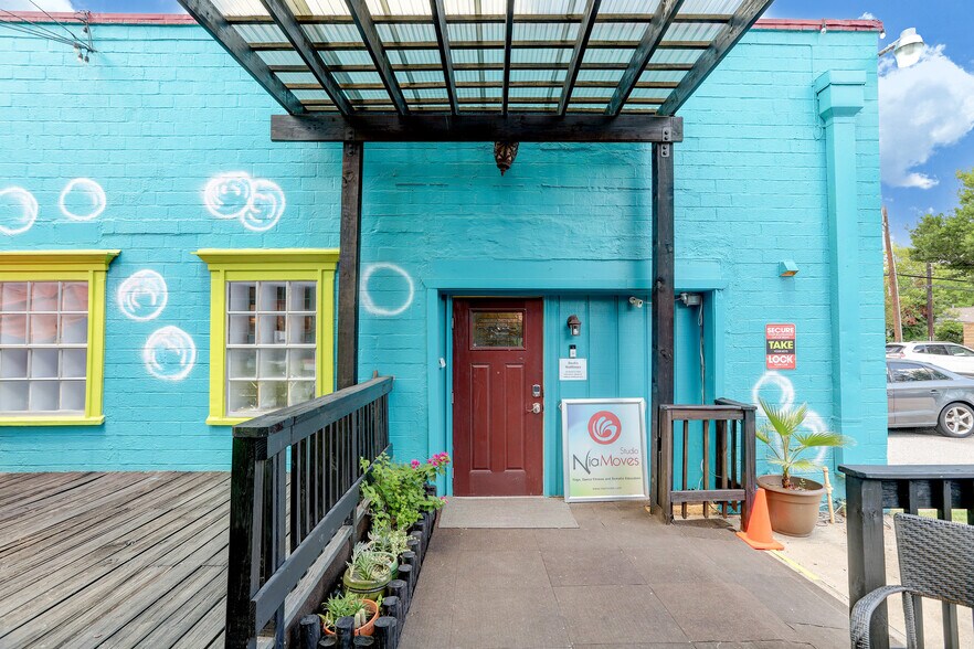 More Photos Of 508 Pecore St, Houston Freestanding For Lease