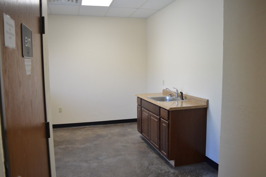 More Photos Of 14624 Metro Plaza Blvd, Edmond Warehouse For Lease