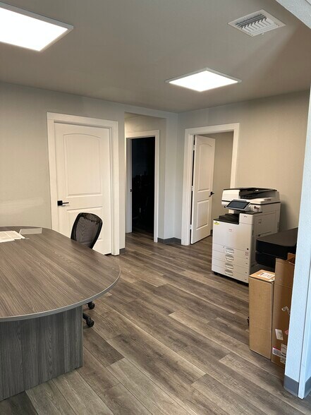 More Photos Of 4339 Centergate St, San Antonio Light Manufacturing For Lease