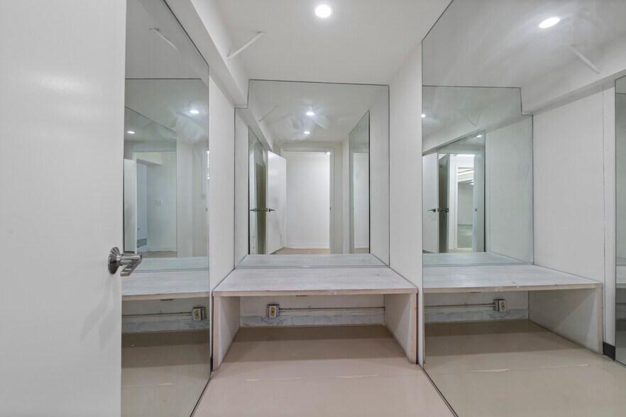 More Photos Of 11807 Santa Monica Blvd, Los Angeles Storefront For Lease